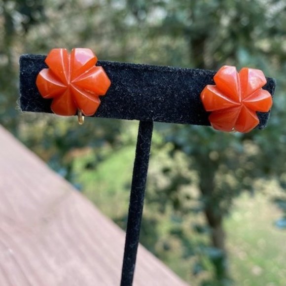VTG BAKELITE Caramel Flower Carved EARRINGS - Picture 3 of 9